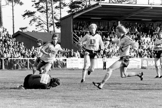 Mjällbys målvakt Leif Persson med bollen i säkert
