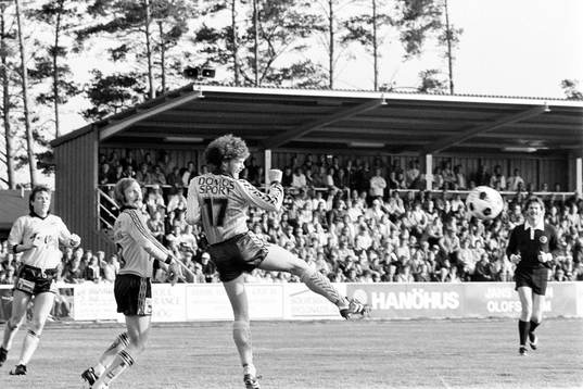 Sonny Karlsson, Häcken nickar undan bollen