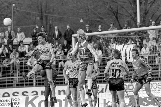 Trångt framför elfsborgs målvakt Tore Stenbäcken