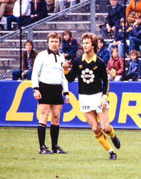 AIK:s Thomas Bergman och domaren Ulf ”Utta” Eriksson