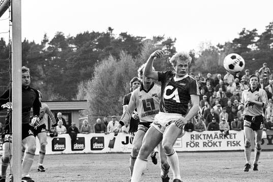 Halmstad Peter Larsson framför mjällbys mål