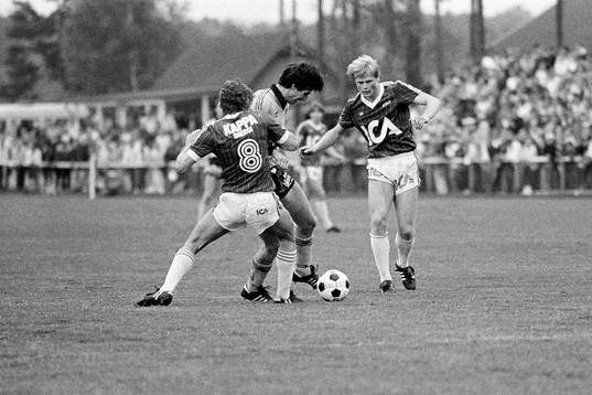Mjällbys Lennart Johansson och halmstads Peter Larsson i