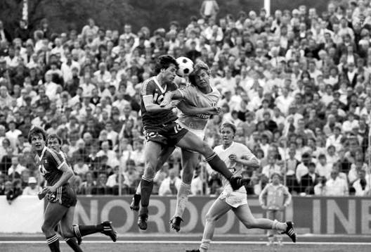 Glenn Hysén, Göteborg i nickduell med Thomas Sunesson,