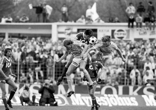 Glenn Hysén i nickduell med Björn Nillsson och Thomas