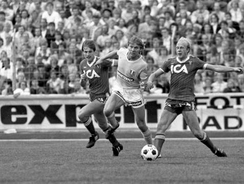 Malmös Thomas Sunesson i kamp om bollen med Tord Holmgren,
