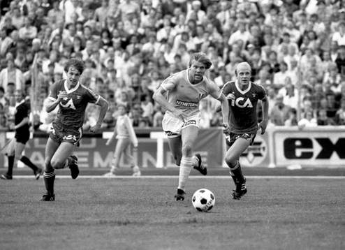 Malmös Thomas Sunesson i kamp om bollen med Tord Holmgren,