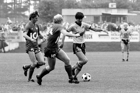 Lennart Johansson, Mjällby uppvaktas av två österspelare