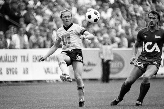 Sven-Bertil Andersson, mjällby med bollen och östers Åke