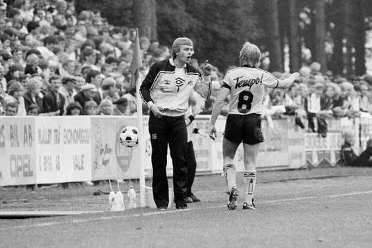 Mjällbys tränare Göran Bogren i samtal med Sven-Bertil