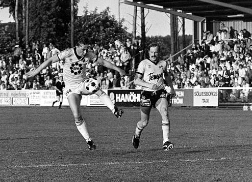 Jyrki Nieminen, AIK med bollen uppvaktad av mjällbys