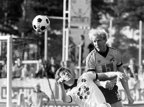 Mjällbys Roy Nylander i nickduell med AIK:s Thomas Bergman