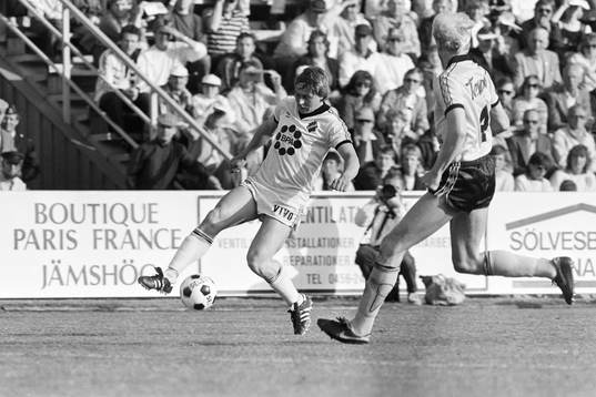 Jyrki Nieminen, AIK med bollen
