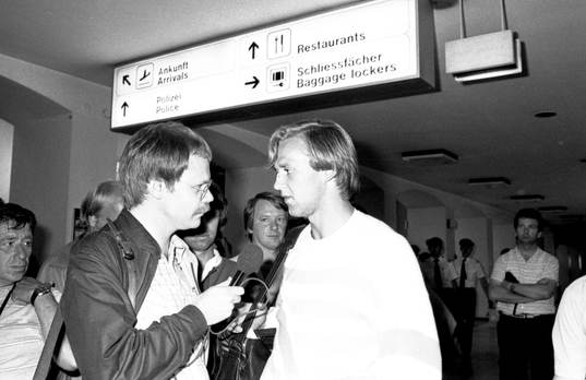 Dan Corneliusson möter media på flygplatsen