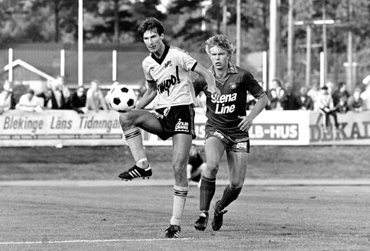 Mjällbys Lennart Johansson med bollen uppvaktas av Sonny