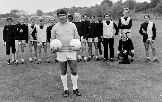 Coventrys manager Bobby Gould in front of the players