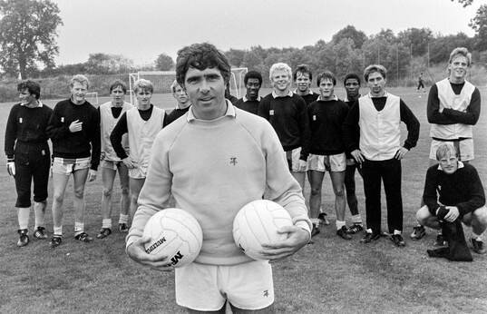 Coventrys manager Bobby Gould in front of the players