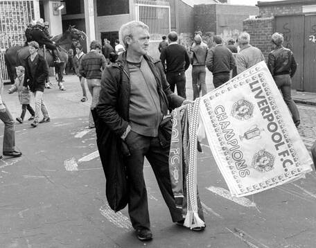 Liverpool - Nottingham Forest: Vendors outside Anfield