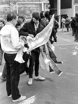 Liverpool - Nottingham Forest: Vendors outside Anfield