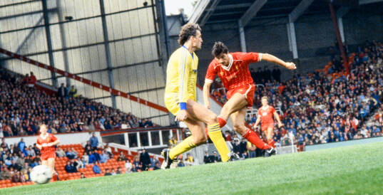 Liverpool - Nottingham Forest: Ian Rush of Liverpool shoots