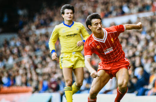 Liverpool - Nottingham Forest: Ian Rush of Liverpool, Steve