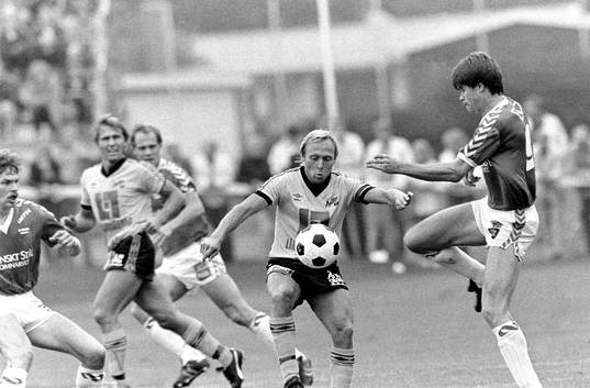 Sven-Bertil Andersson, Mjällby med bollen utmanas av
