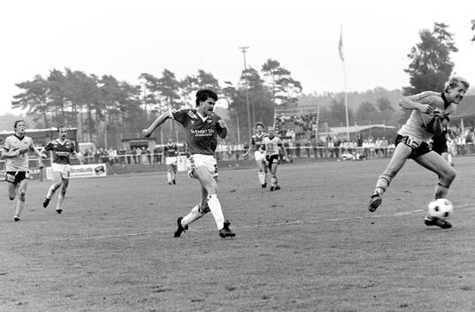 Hans Larsson, Mjällby försöker stoppa Thomas Nilsson,