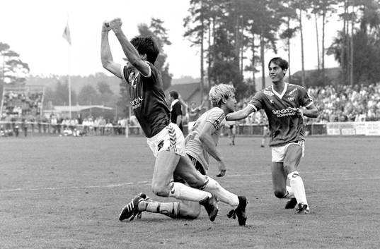 Hans Larsson, Mjällby försöker stoppa Thomas Nilsson,