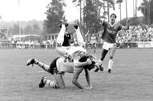 Hans Larsson, Mjällby försöker stoppa Thomas Nilsson,