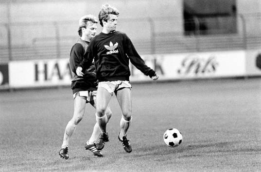 Hasse Borg med bollen och Roland Andersson