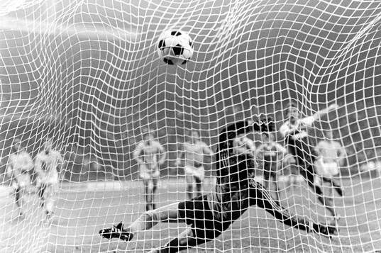 Uwe Reinders, Bremen gör 1-0 på straff. Malmös målvakt