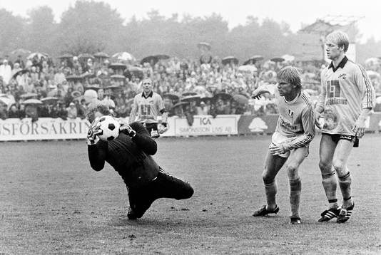 Mjällbys målvakt Leif Persson med bollen framför malmös