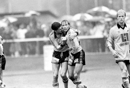 Lennart Johansson kramar om mjällbys målskytt Bo Andersson