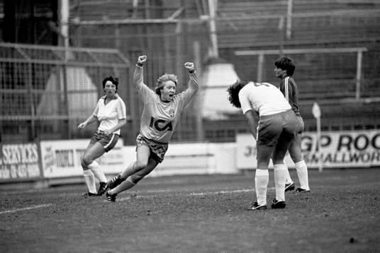 Helen Johansson, Sverige. jublar