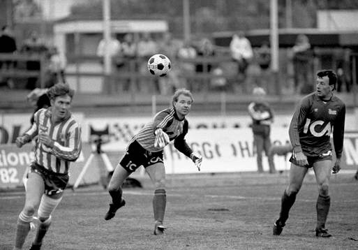 Thomas Ravelli, målvakt, Öster kastar ut bollen