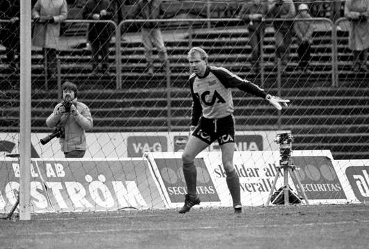 Östers målvakt Thomas Ravelli. I bakgrunden fotograf Bo