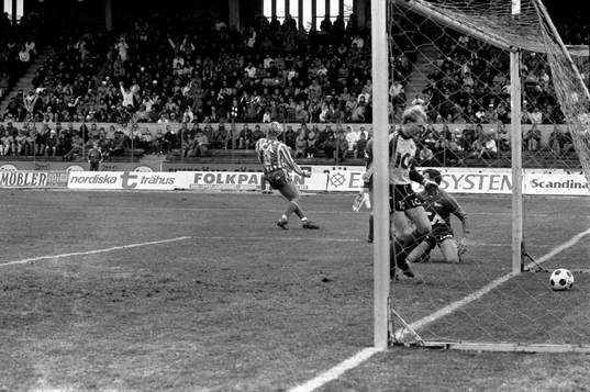 Håkan Sandberg, Göteborg gör 0-1 i 24 minuten. Per-Olof