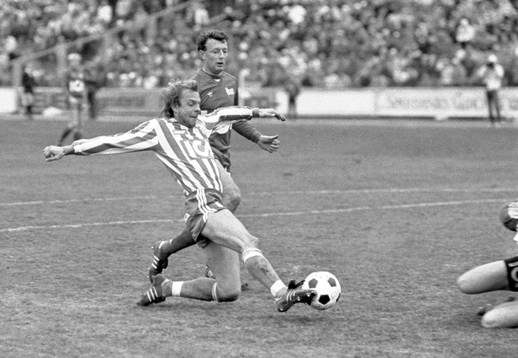 Tommy Holmgren, Göteborg försöker nå bollen, i