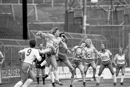 Pia Sundhage är stark i luften