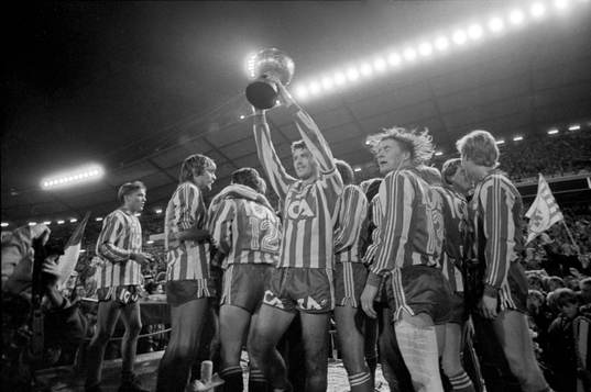 Glenn Hysén höjer SM-pokalen
