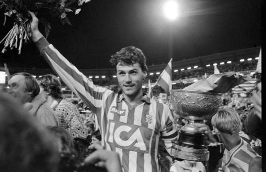 Glenn Hysén höjer SM-pokalen