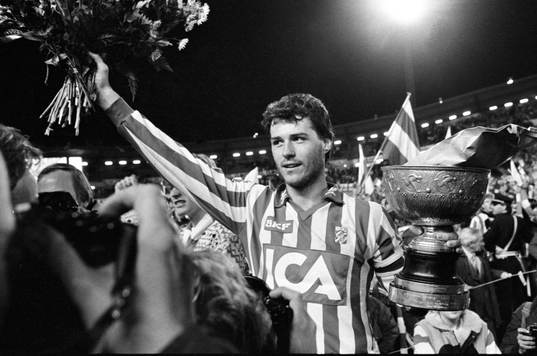 Glenn Hysén höjer SM-pokalen