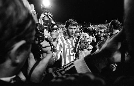 Glenn Hysén höjer SM-pokalen