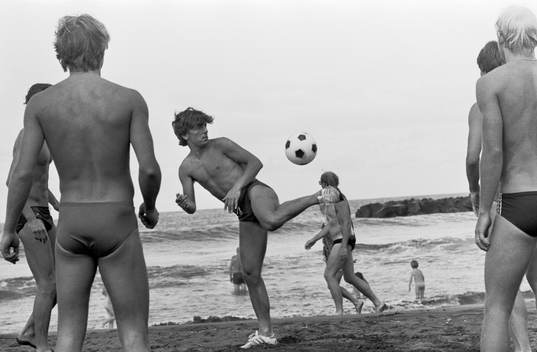 Spelarna lattjar på stranden