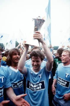 Ingemar Erlandsson lyfter bucklan och jublar. Buckla, jubel