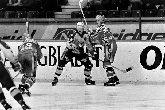 Färjestads Harald Lückners och Jörgen Holmberg vid sargen