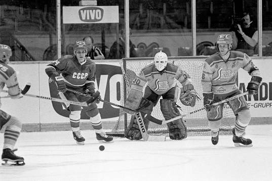 Reijo Sundberg, målvakt och Anders Eldebrink hjälps åt i