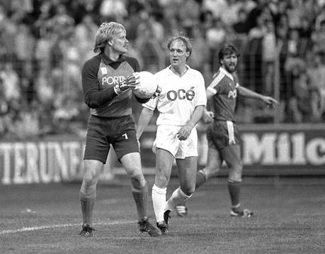 Fotboll, Ronnie Hellström i sin sista match för