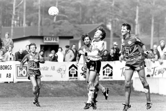 Mjällbys Bo Andersson i kamp om bollen