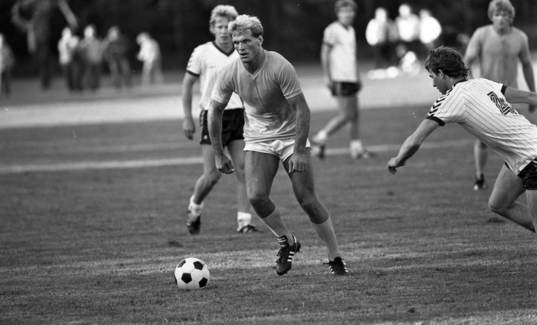 Brottning, Fotboll, Brottningslandslaget -