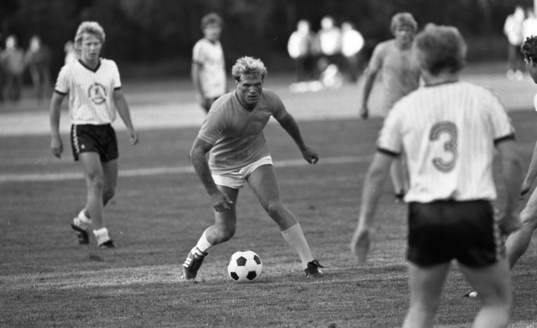 Brottning, Fotboll, Brottningslandslaget -